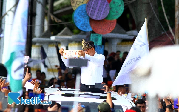 Thumbnail Dengan menggunakan mobil, Calon Presiden No Urut 1 Anis Rasyid Baswedan menyapa pendukungnya saat menghadiri kampanye Akbar di Pelataran Benteng Kuto Besak Palembang, Kamis (25/1/2024). Dengan menggunakan tanjak sebagai ikat kepala yang dibuat dari kain songket. Wahyu Rahmanto/Ketik.co.id