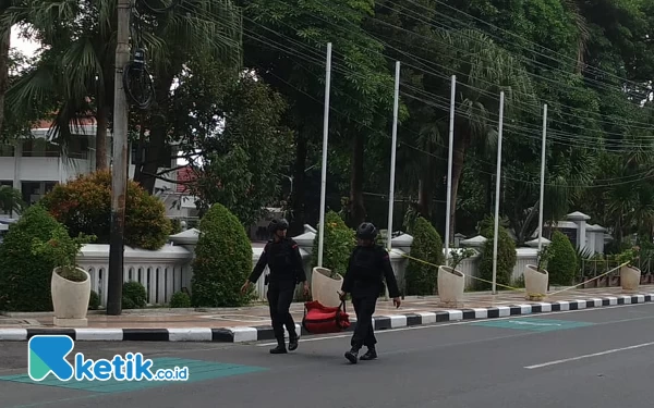 Thumbnail Berita - Diduga Berisi Bom, Tas Ransel Depan Balai Kota Kediri Diamankan Gegana Brimob