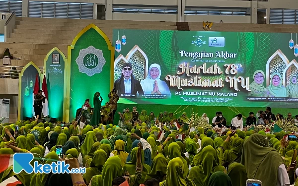 Thumbnail Berita - Bersama Gubernur Khofifah, Ribuan Warga Muslimat NU Malang Gemakan Sholawat