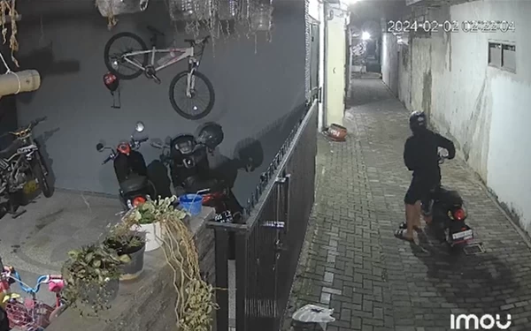 Thumbnail Berita - Maling Motor di Kota Batu Terekam CCTV, Pelaku Copot Sandal Sebelum Beraksi