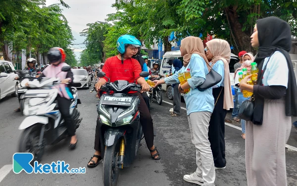 Relawan Prabowo-Gibran Bagi-Bagi Sembako di Pamekasan