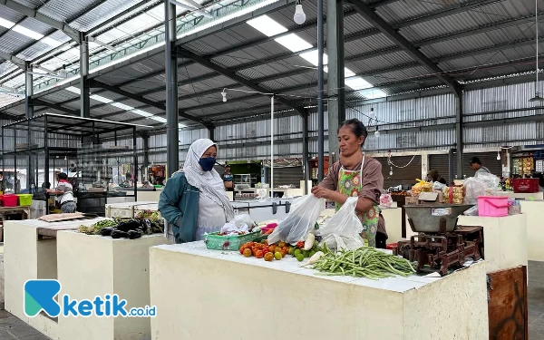 Thumbnail Berita - Pindah dari Relokasi, Pedagang di Pasar Madyopuro Akui Dagangannya Lebih Laris