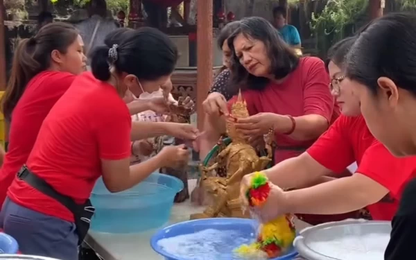 Thumbnail Berita - Sambut Imlek, Warga Tionghoa di Bali Bersihkan Vihara Dharmayana Kuta