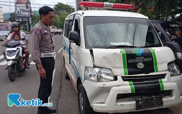 Thumbnail Berita - Dua Ambulans Saling Tabrak di Pacitan hingga Terguling, Pasien Dievakuasi