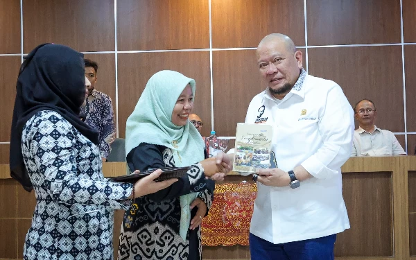 Thumbnail Berita - Ribuan Guru Jatim Lulus PPPK Terbitkan Buku, Ungkapan Terima Kasih untuk Senator LaNyalla