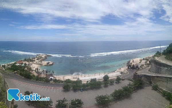 Menikmati Hamparan Pasir Putih dan Perbukitan Karang di Pantai Melasti Bali