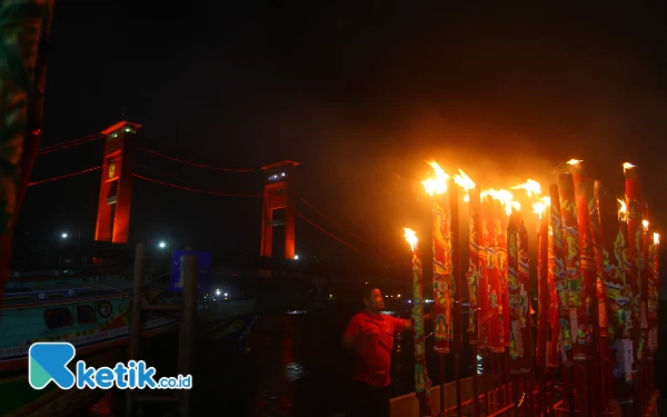 Thumbnail Petugas Kelenteng Dewi Kwan Im Palembang menyalakan dupa ukuran besar di Pinggir Sungai Musi Palembang, Sabtu (10/2/2024) Pembakaran dupa berukuran besar ini merupakan rangkaian dalam sembahyang bagi masyarakat keturunan Tionghua dalam menyambut Tahun Baru Imlek 2575. Wahyu Rahmanto/Ketik.co.id