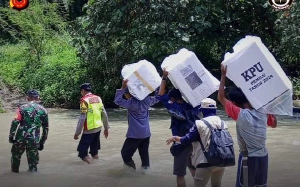 Thumbnail Berita - Lewati Jalan Terjal, Pengiriman Logistik Pemilu 2024  ke Dusun Terpencil di Serangpanjang Subang