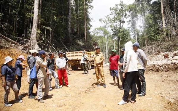 Thumbnail Berita - Bupati Kaimana Tinjau Jalan Ruas Lobo Menuju Fromajaya