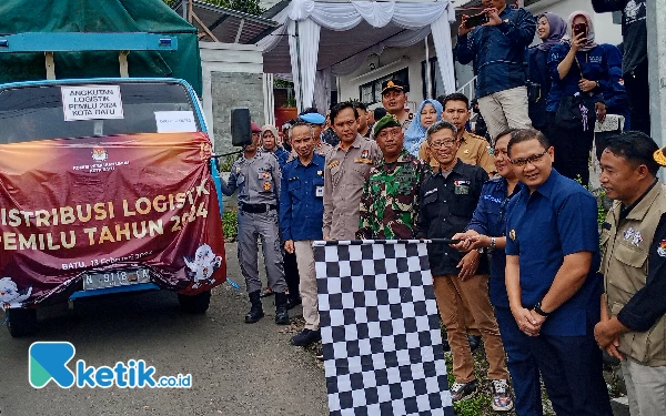 Thumbnail Berita - KPU Kota Batu Kerahkan 12 Truk Distribusikan Logistik Pemilu