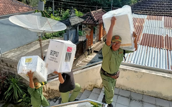 Thumbnail Pemungutan Suara Usai, TPS Mulai Kembalikan Logistik Pemilu ke Sekretariat PPK