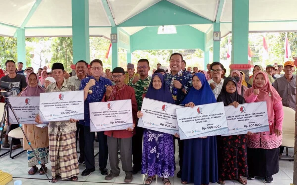 Thumbnail Atasi Angka Kemiskinan, Pemkab Bojonegoro Berikan Bantuan Serentak di 28 Kecamatan