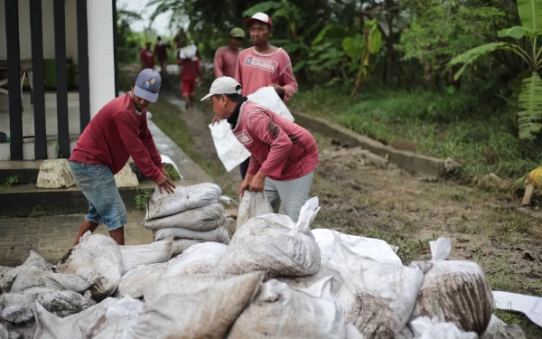 Thumbnail Berita - Sat Set! Aksi Cepat Eri Cahyadi Atasi Banjir Surabaya Barat