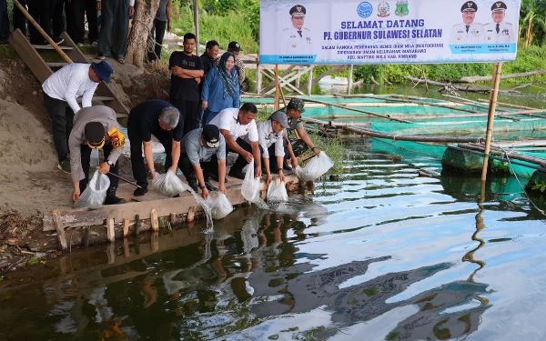 Thumbnail Kunjungi Pinrang, Pj Sulsel Lakukan Tebar Benih Ikan dan Tanam Pohon Sukun