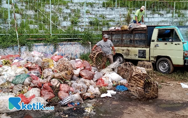 Thumbnail Berita - Sampah Menumpuk di Pasar Pagi Kota Batu, Pedagang: Pemkot Pilih Kasih