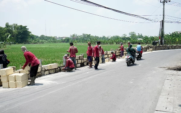 Thumbnail Gercep! Satgas DSDABM Surabaya Bangun Tanggul di Pakal untuk Tangani Banjir Surabaya Barat