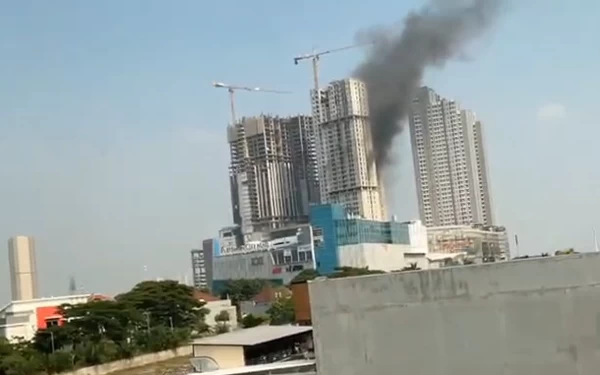 Thumbnail Berita - Diduga Konsleting Listrik, Lantai 5 Apartemen Pakuwon City Hangus Terbakar