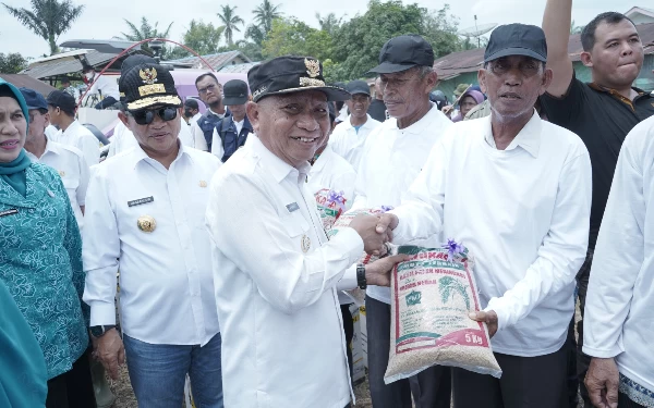 Thumbnail Berita - Bupati Asahan Dampingi Pj Gubernur Sumut Tanam Cabai di Desa Serdang