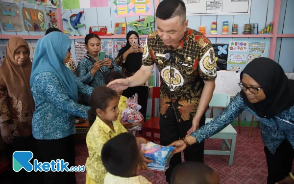 Bupati Freddy Thie dan PKK Kaimana Dukung Pendidikan Anak Melalui Kunjungan ke PAUD dan TK