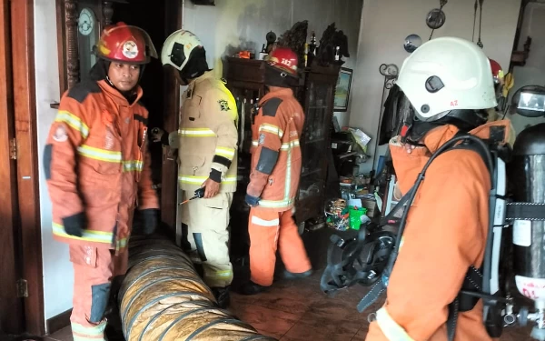 Thumbnail Korsleting AC di Kamar Lantai Dua, Rumah di Manyar Indah VI Surabaya Hangus Terbakar