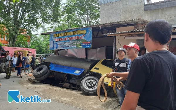 Thumbnail Berita - Truk Muatan Air Minum Terperosok di Jember, Kernet Meninggal Dunia