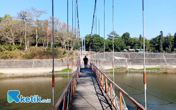 Thumbnail Berita - Jembatan Gantung Waduk Selorejo, Spot Ikonik Pengunjung untuk Berfoto