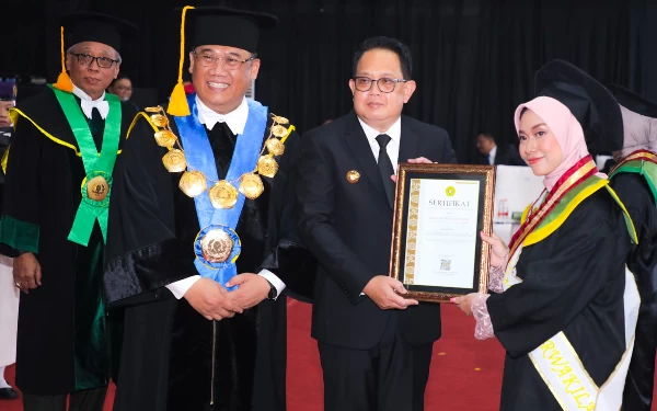 Thumbnail Berita - Di Wisuda UPN Veteran Jatim, Pj Gubernur Ajak Kampus Perkuat Daya Saing Talenta Global