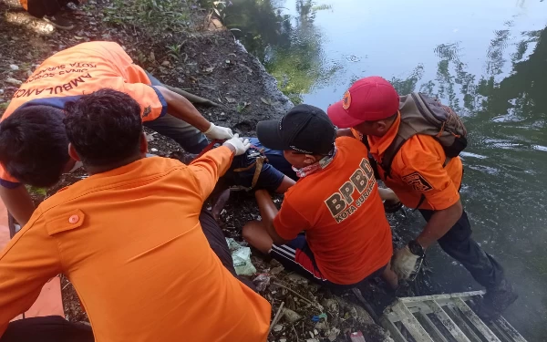 Thumbnail Berita - Hilang 2 Hari, Pria 40 Tahun Ditemukan Tewas Mengambang di Sungai Medokan Asri Surabaya