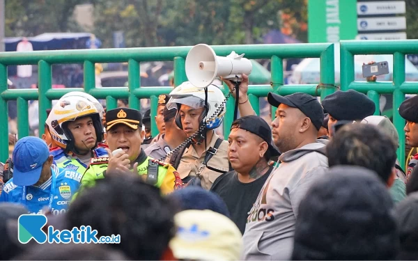 Thumbnail Berita - Pertandingan Persib-PSIS Diwarnai Kericuhan, Kapolresta Bandung Sayangkan Panpel Jual Tiket ke Suporter Tamu