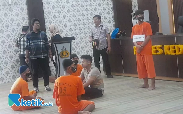 Thumbnail Berita - Peragakan 55 Adegan, Polres Kediri Kota Gelar Rekonstruksi Penganiayaan Santri asal Banyuwangi