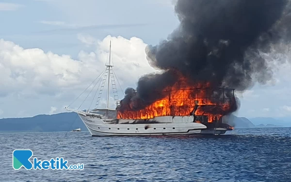 Thumbnail Berita - Kapal LOB Oceanic Terbakar di Perairan Raja Ampat, ABK dan Wisatawan Selamat