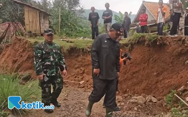 Thumbnail Berita - Pergeseran Tanah Robohkan Gedung SD dan 10 Rumah Warga Bandung Barat