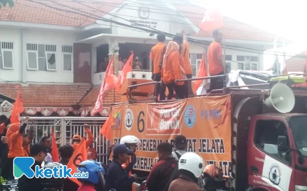 Thumbnail Berita - Demo Kantor KPU Sidoarjo, Partai Buruh Protes Pergeseran Suara Hasil Pemilu 2024