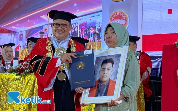 Thumbnail Anak Meninggal Jelang Lulus, Ibunda Menangis Haru Wakili Wisuda di Untag Surabaya