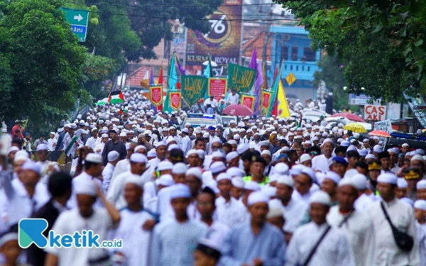 Thumbnail Ribuan masyarakat kota Palembang mengikuti puncak ziarah kubro atau tradisi ziarah kubur 10 hari menjelang bulan suci Ramadhan di Palembang, Sumatera Selatan, Minggu (3/3/2024). Bukan hanya masyarakat Palembang yang mengikuti tradisi ziarah kubro, ada juga tamu dari luar negeri seperti Negara Arab Saudi dan Yaman. Wahyu Rahmanto/Ketik.co.id