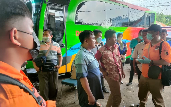 Thumbnail Berita - Diduga Sakit Jantung, Pria Paruh Baya Asal Malang Tewas di Bus