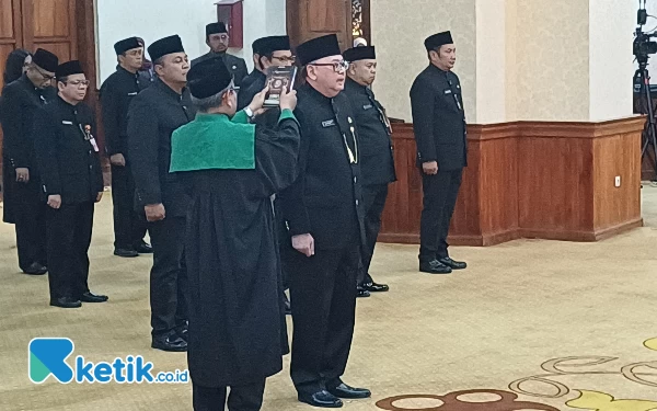 Thumbnail Dilantik Jadi Pj Sekdaprov Jatim, Bobby Soemiarsono Diminta Pj Gubernur Tak Gunakan Fasilitas Sekda