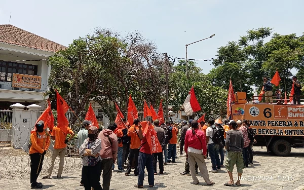 Thumbnail Berita - Partai Buruh Demo Bawaslu Jatim Ungkap Temuan Kecurangan