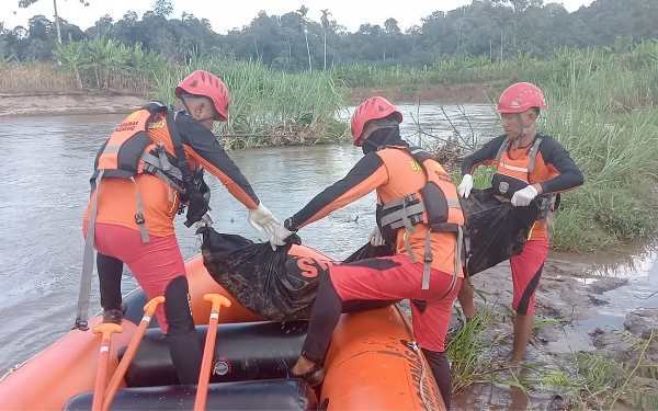 Thumbnail Dua Orang Korban Kecelakaan Perahu Ditemukan Tim SAR Gabungan Banyuasin