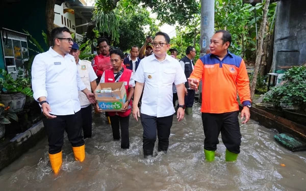 Thumbnail Berita - Pj Guberur Jatim Tinjau Tanggul Jebol di Mojokerto, Satu Desa Terendam Banjir