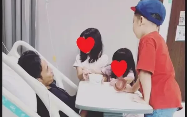 Thumbnail Dirawat di Rumah Sakit, Desta Dijenguk Anak dan Sang Mantan Istri