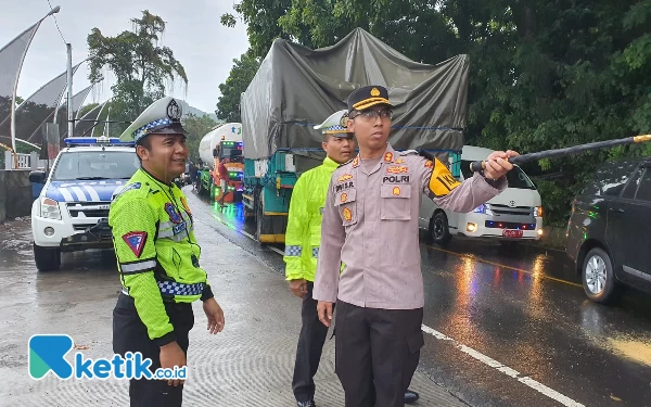 Thumbnail Berita - Kapolres Situbondo Turun Langsung Urai Kemacetan di Jalan Pantura Klatakan