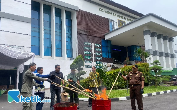 Agar Tak Disalahgunakan, Kejari  Bondowoso Musnahkan Barang Bukti Hasil Kejahatan