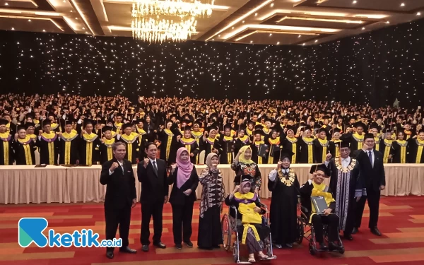 Thumbnail Berita - Ribuan Mahasiswa Diwisuda, Direktur Universitas Terbuka Surabaya Ungkap Rasa Bangga