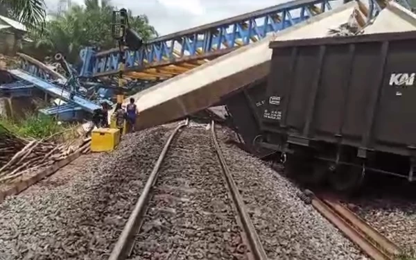 Crine Gilder Fly Over Bantaian Muara Enim Ambruk Timpa Kereta Api, Satu Orang Tewas