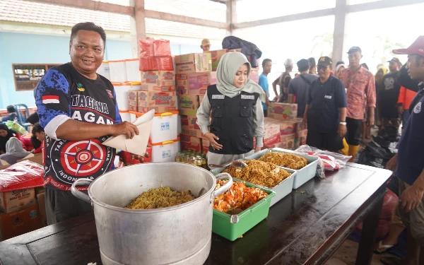 Thumbnail Berita - Ringankan Beban Korban Banjir, Bupati Mojokerto Bagikan 10 Kg Beras pada Warga