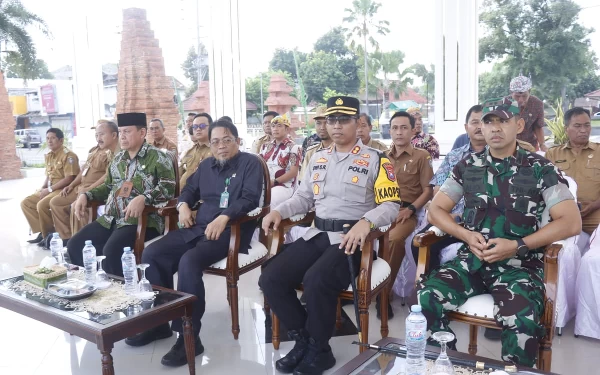 Thumbnail Berita - Dihadiri Kapolres Situbondo, Bupati Karna Dorong Satlinmas Bantu Polisi