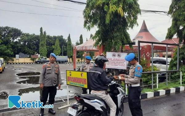 Thumbnail Tidak Bawa KTA, 2 Anggota Polisi Ditilang Propam Polres Situbondo