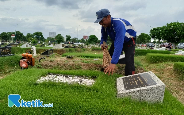 Thumbnail Banyak Peziarah di TPU Keputih Jelang Ramadan, Petugas Kebersihan Ketiban Berkah