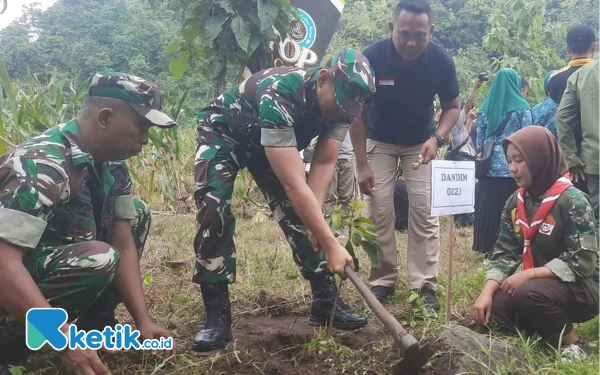 Thumbnail Berita - Cegah Longsor dan Banjir, Dandim 0823 Situbondo Ajak Masyarakat Tanam Pohon di Lahan Kritis